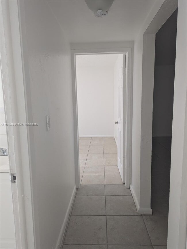 Building Photo - 31 SE 2nd Ave