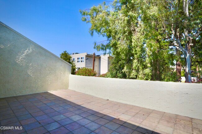 Building Photo - 11738 Moorpark St