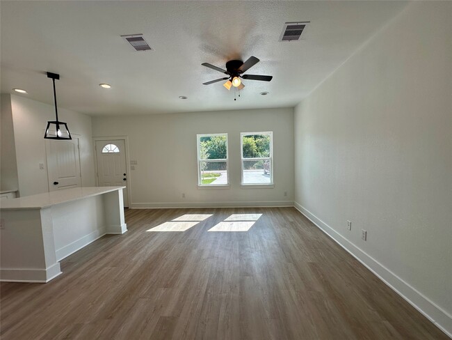 Building Photo - 243 Broadhurst Dr