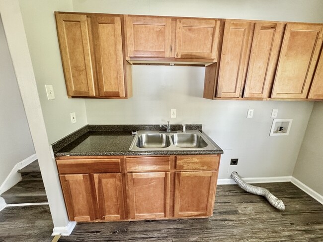 Building Photo - 3943 Maynard Dr