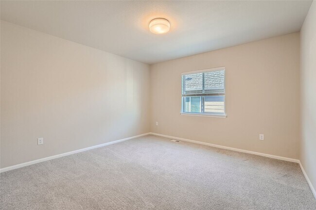 Building Photo - Stunning design and spacious floor plan nestled in the amazing Tahoma Ridge neighborhood.