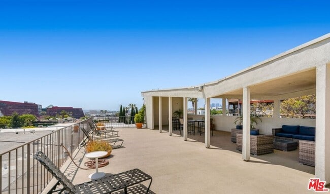 Building Photo - 960 Larrabee St