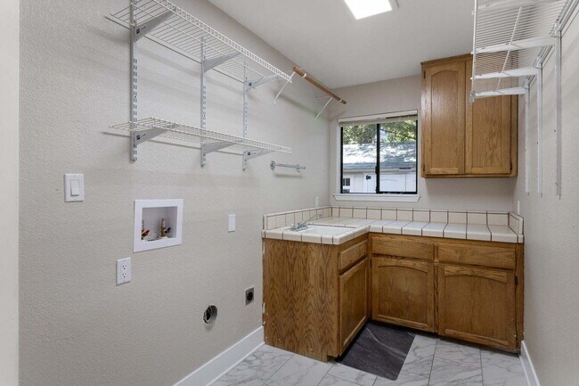 Building Photo - Gorgeous Executive Level Home 4 beds 3 baths close to hospitals and courthouse