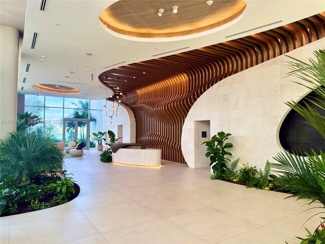 Building Photo - 700 NE 24th St