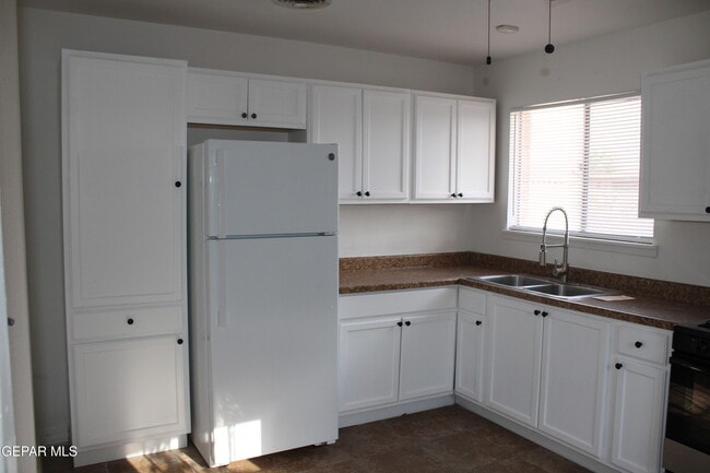 Building Photo - 5656 Sun Valley Dr