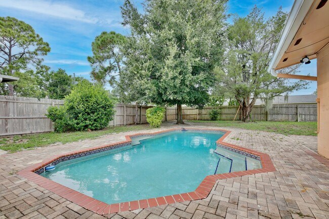 Building Photo - Beautiful 3/2 Spacious Pool Home with a Fe...