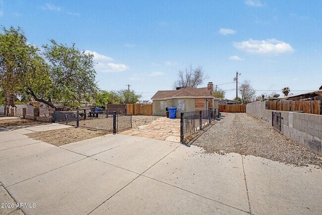 Building Photo - 2135 W Hadley St