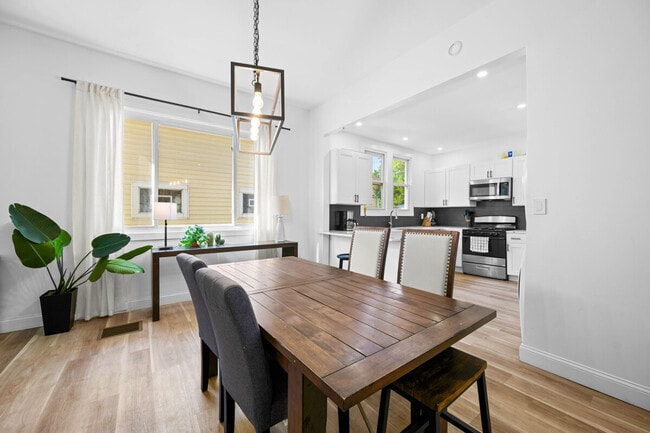 Building Photo - 906 Villa Ave