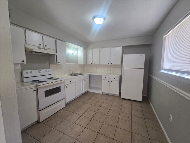 Building Photo - 911 Avenue K