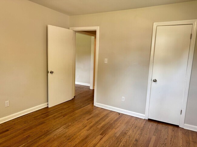 Building Photo - 907 Elwood Dr