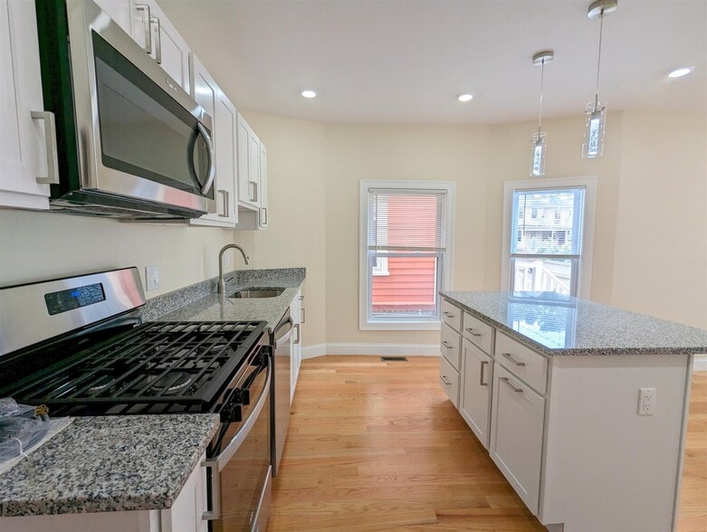 Building Photo - 2 Sacramento St