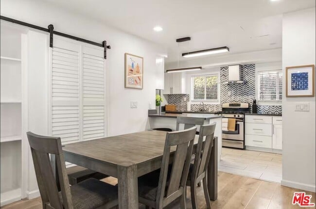 Building Photo - 5700 Vanalden Ave