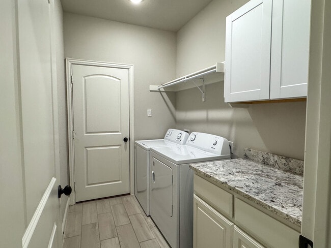 Building Photo - 7836 Cottonwood Dr