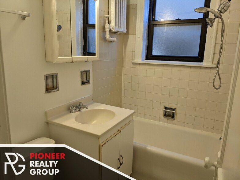 Building Photo - 546 W Wellington Ave