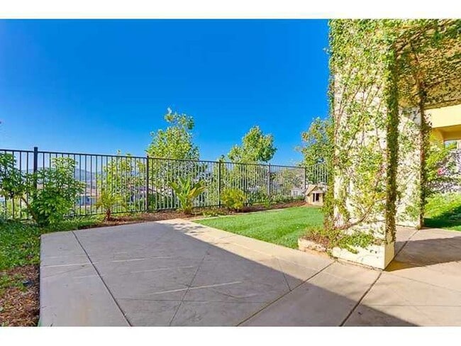 Building Photo - 2-bedroom Townhome in Campana at Rancho Co...