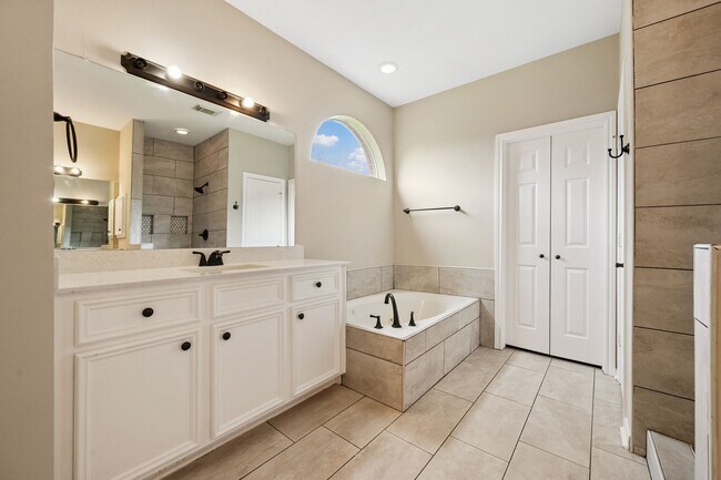 Building Photo - 8714 Malardcrest Dr