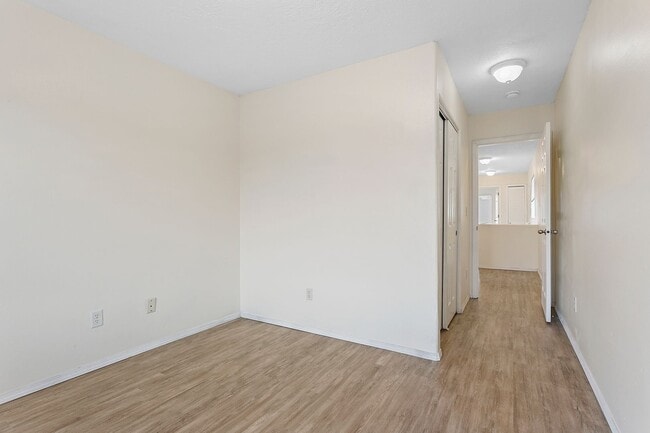 Building Photo - Large 3 bedroom 2.5 Bath Home! Tour Today!