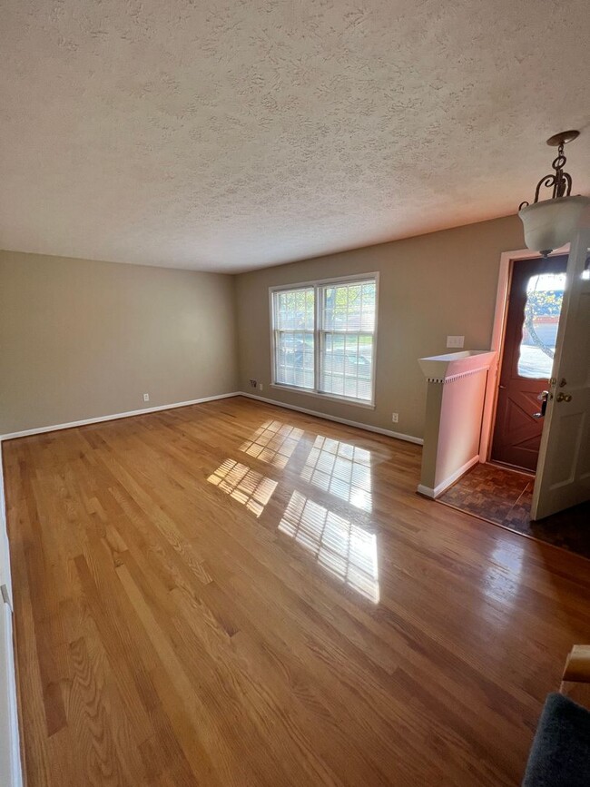 Building Photo - Adorable home in Highview