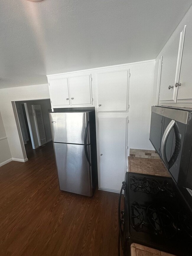 Building Photo - For Lease- Cozy and comfortable Two Bedrooms top floor unit