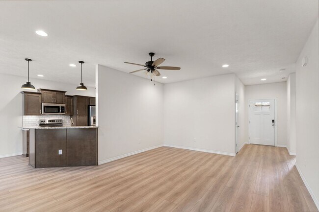 Building Photo - NEW LUXURY 3 BED 2 BATH 2 CAR GARAGE DUPLEX
