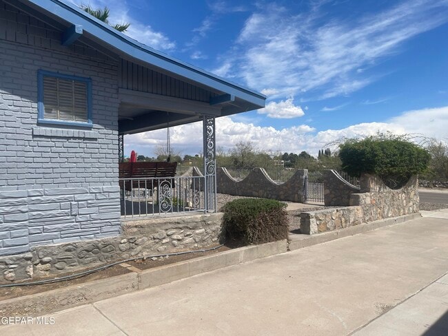 Building Photo - 609 E Robinson Ave