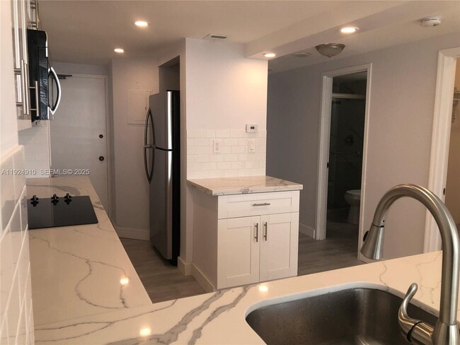 Building Photo - 905 Brickell Bay Dr