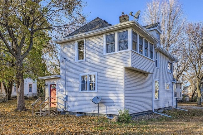 Building Photo - 988 Reaney Ave E