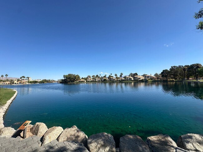 Building Photo - STUNNING DESERT SHORES MINUTES FROM THE LAKES!!!
