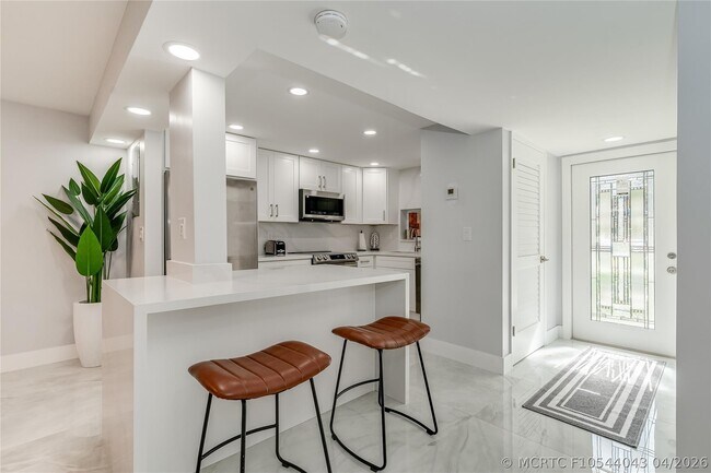 Building Photo - 9523 S Hollybrook Lake Dr