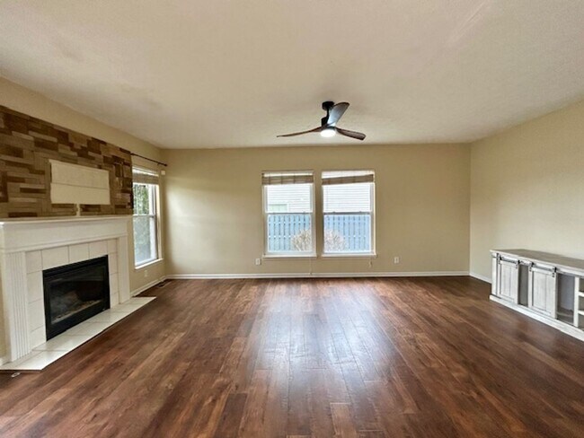Building Photo - Beautiful 2 Story, 4 Bedroom, with a Full ...