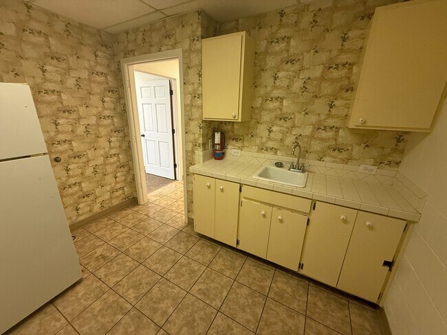 Building Photo - 203 N Ave D