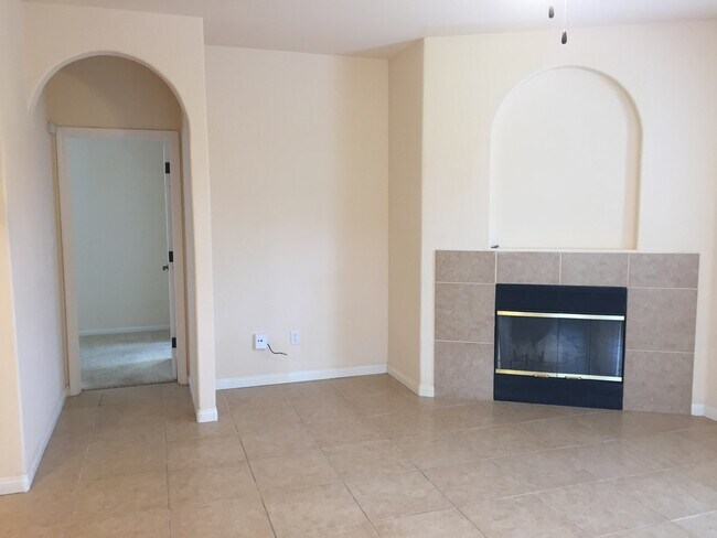 Building Photo - Wonderful 4+2 located North of Stockdale H...