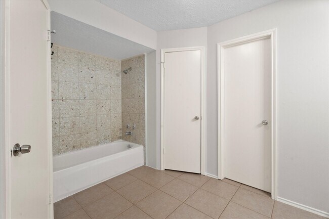 Building Photo - 16015 Southampton Dr