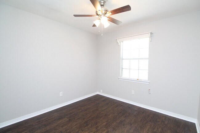 Building Photo - Spacious Tierra Villas Home with Vaulted Ceilings, Fireplace & Covered Patio