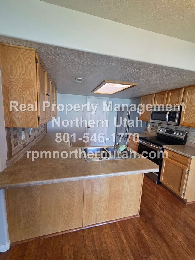 Building Photo - 152 W 2525 N