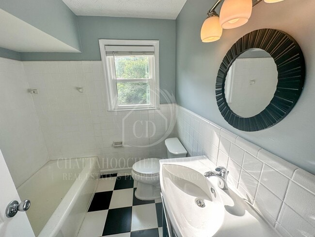 Building Photo - 4404 Summerville Rd