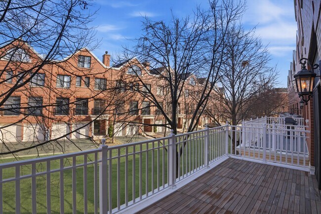 Building Photo - 1891 Admiral Ct