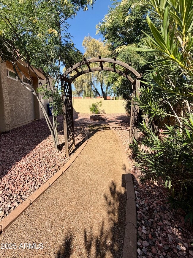 Building Photo - 2535 E Bluefield Ave