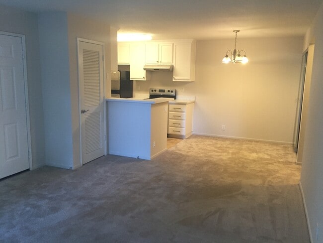 Building Photo - Remodeled 1 Bed 1 Bath Condo. Stainless Steel Appliances. Pool and Hot Tub