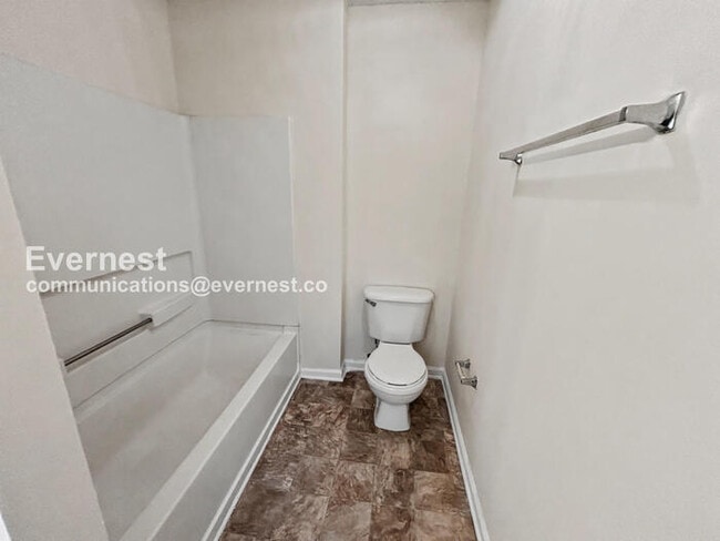 Building Photo - 3 Bed, 1.5 Bath Townhome with Fenced Yard / Pet-Friendly / Coming Soon!