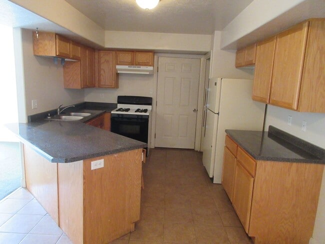 Building Photo - 7 bedroom, 3 bathroom twin home