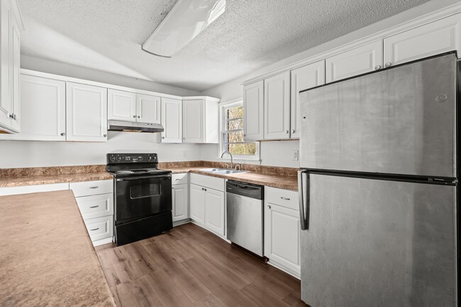 Building Photo - Beautifully Renovated 4 Bedroom 2 Bath Hom...