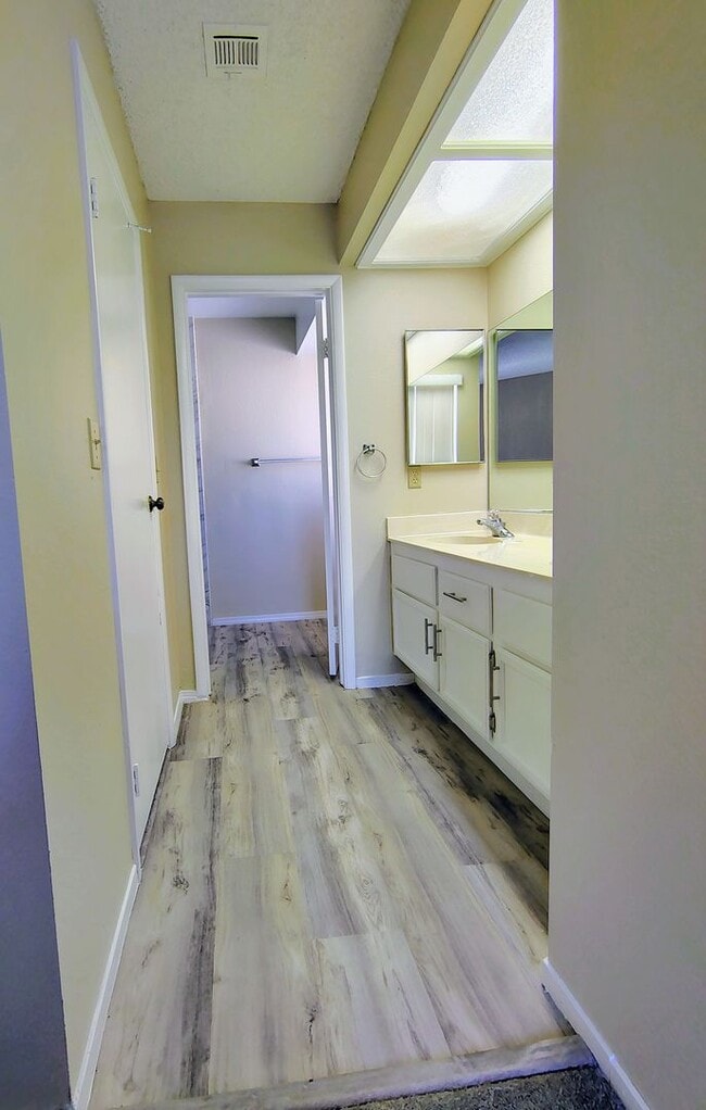 Building Photo - The Lakes Single Story!