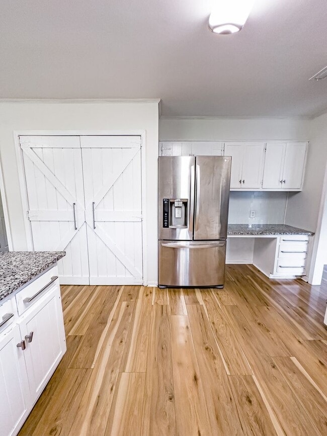 Building Photo - Lovely Home! Lots Of Space!