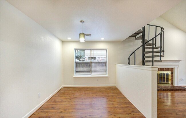 Building Photo - 16830 Scenic Gardens Dr