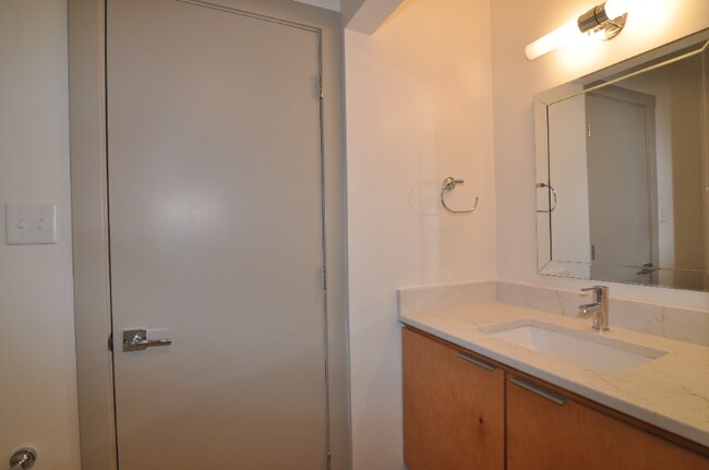 Building Photo - 924 10th Ave