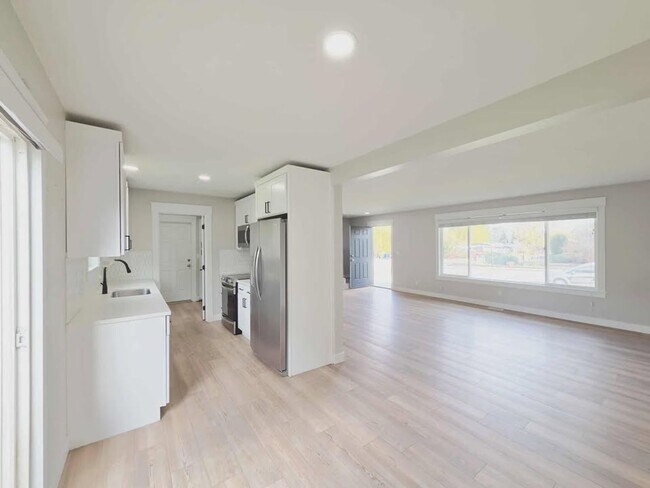 Building Photo - 20/22 Poplar Ave.