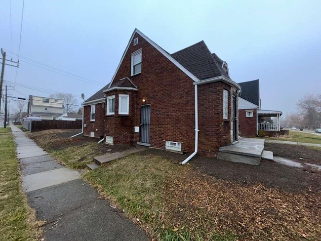 Building Photo - Freshly Renovated 3 Bedroom Bungalow