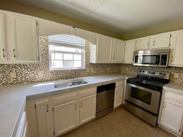 Building Photo - Welcome home to this charming 4-bedroom, 2.5-bath home in Noblesville!