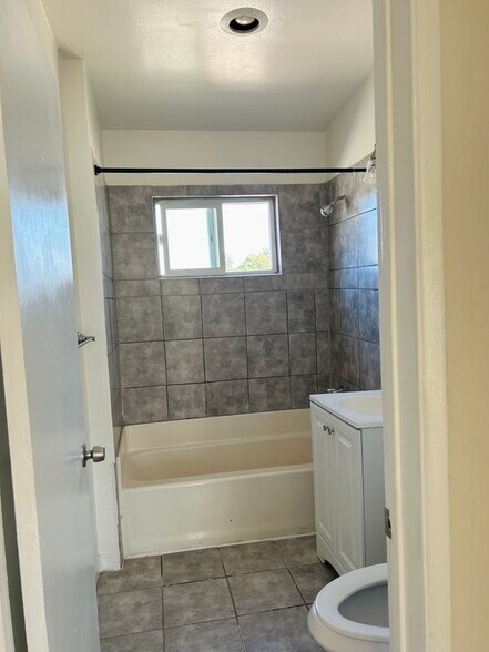 Building Photo - 447 E 61st St